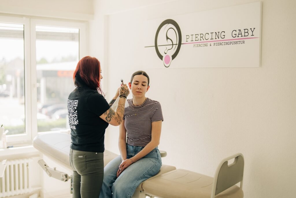 Gaby bereitet ein Ohrpiercing im Studio vor