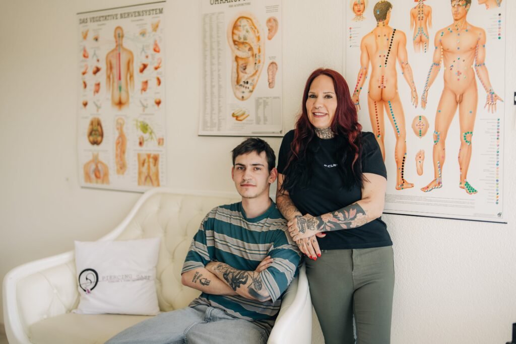 Gaby mit einem Kunden im Piercingstudio