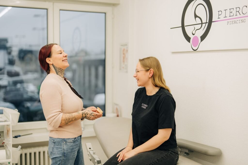 Gaby im Gespräch mit einer Kundin im Studio